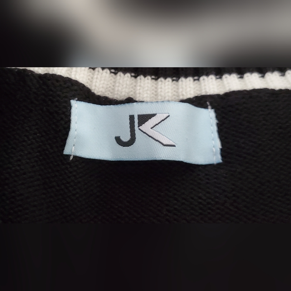 Black Sleeveless V-Neck Sweater Vest - Picture 2 of 4